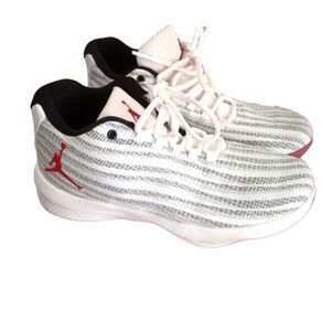 Jordan B fly size 6.5y